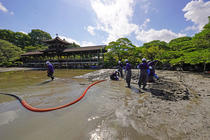 京都・名勝平安神宮神苑の池底を清掃。半年に及ぶ一大プロジェクト