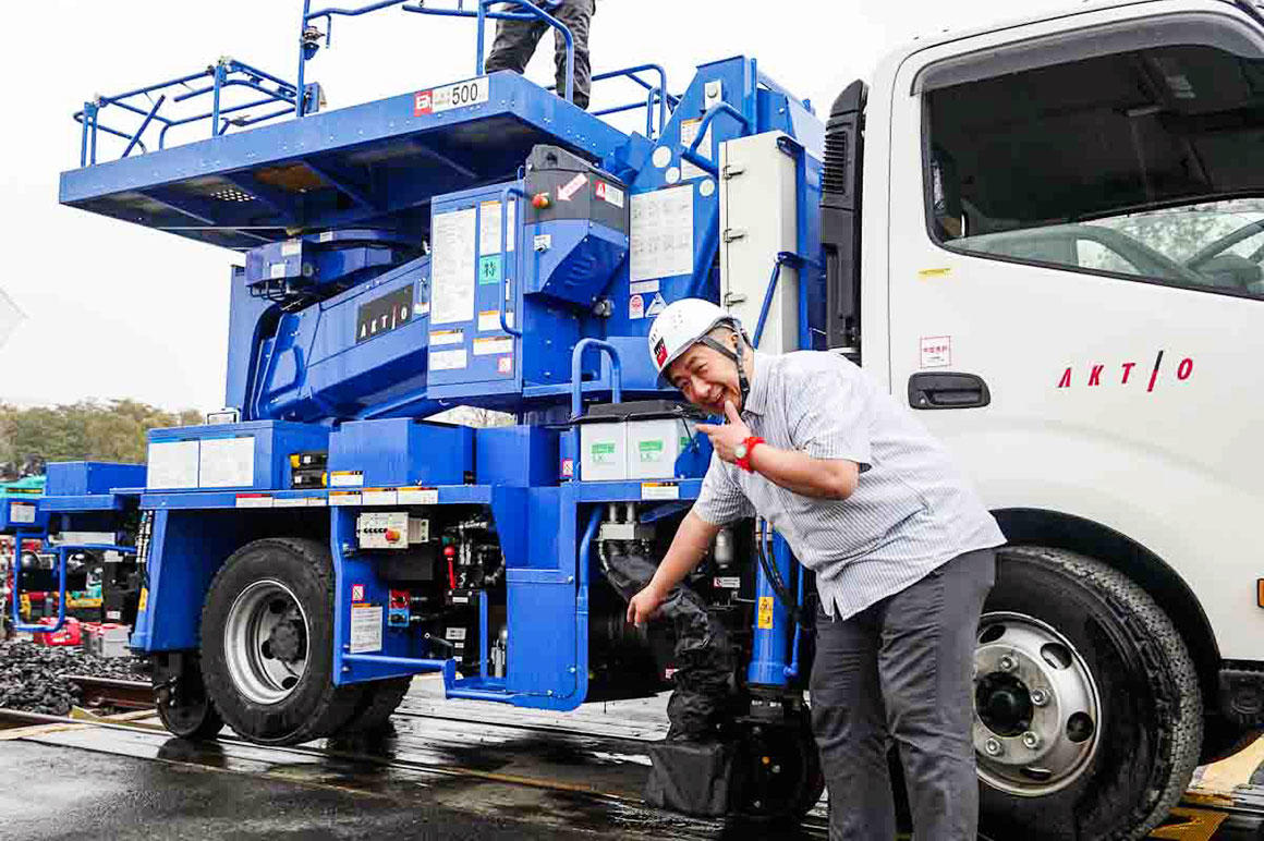 軌陸車で線路を突っ走れ パラダイス山元の 働くクルマ 建設現場の今とその先へ アクティオ Rensulting Magazine レンサルティングマガジン