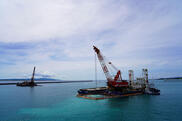 海・湾岸工事で活躍する建機。荷役作業の安全性と効率をアップ