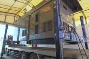 狭小地でも大型発電機を設置できる「発電機用可搬式ジャッキ装置」