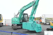 草刈りと回収を同時に行うバックホーアタッチメント「草集力」