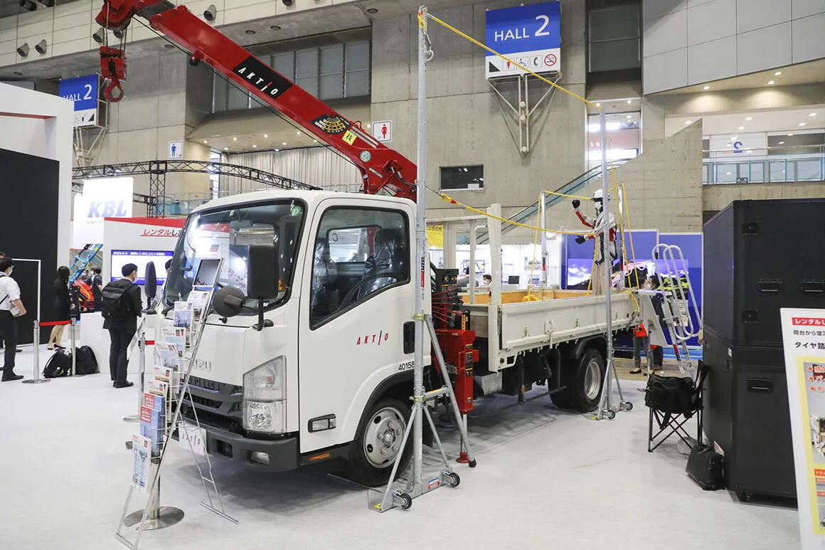作業員の安全確保に貢献する「トラック支柱」と「トラック感知柵」