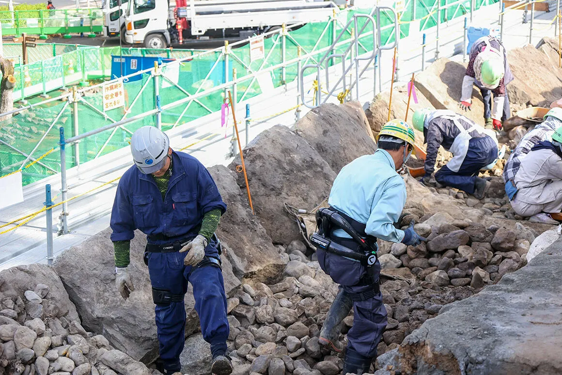 盛岡城跡の石垣修復工事でパワーアシストスーツが活躍