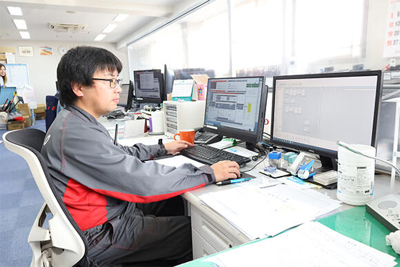 運用課の永島健志さんは関西支店内の受注対応、他支店や各事業部への依頼対応、工場内の生産指示を主に担当。元自衛官という経歴の持ち主だ