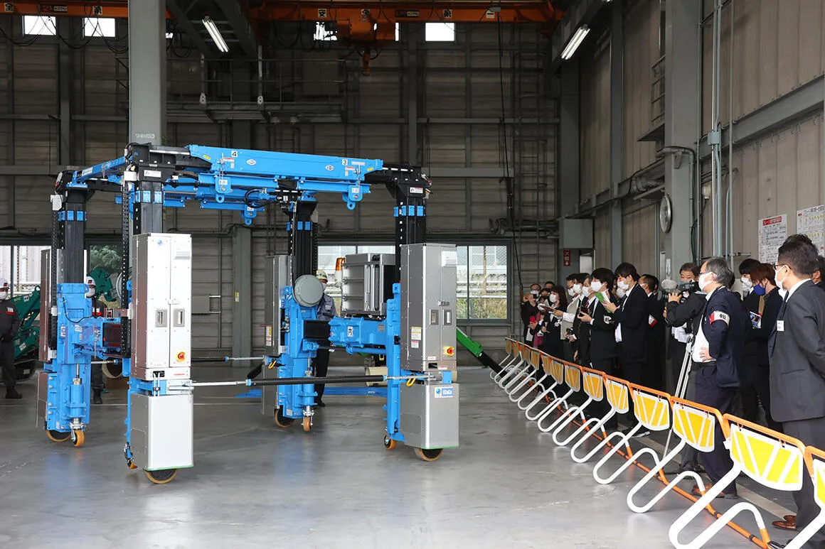 3社の思いが詰まった建設現場用施行ロボット