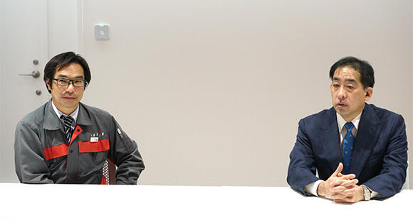 左：レンサルティング本部 道路機械事業部 ICTサポート課の日南茂雄課長、右：エアロセンス株式会社の佐部浩太郎代表取締役社長