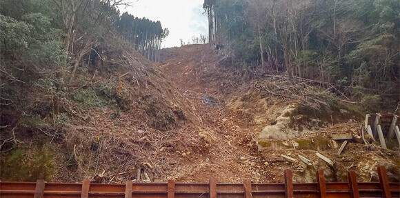 施工前の現場風景。木がなぎ倒され、土砂によって山肌がえぐられている