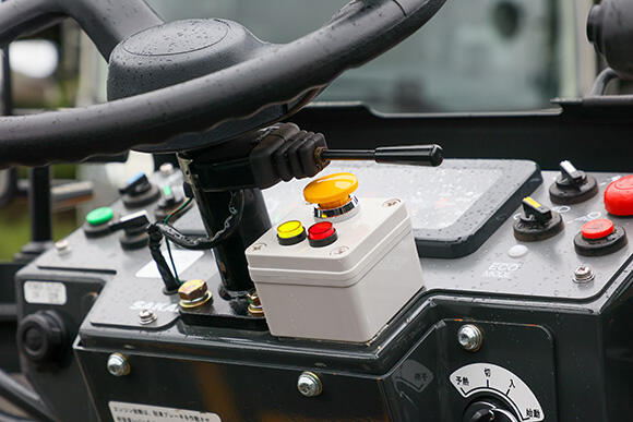 ハンドルポストの右横に装着されているのがパーキングブレーキの操作ボックス。人を検知すると黄ランプが点灯し、緊急停止すると赤ランプが点灯し、パーキングブレーキが作動する。その解除は黄ボタンを押して行う