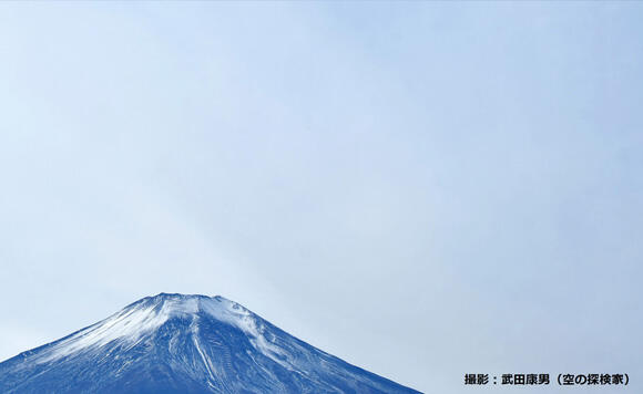 富士山の上に広がった「うす雲（巻層雲=けんそううん）」。これも氷の粒の雲で、高い空で白く輝く。高い空の空気が湿ってきていて、温暖前線を伴った低気圧が近づいている可能性がある