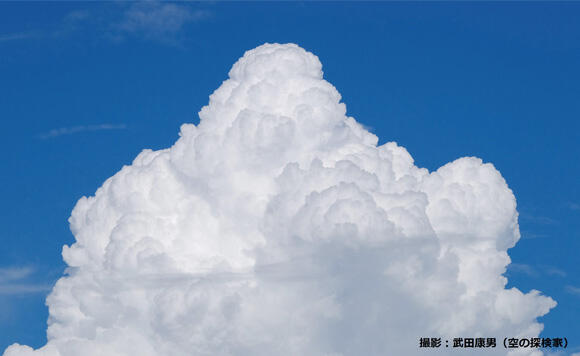 どんどん大きくなる「にゅうどう雲」。にゅうどう雲の成長は早く、「わた雲」が10分や20分ほどで高く盛り上がり、巨大なにゅうどう雲に成長することがある