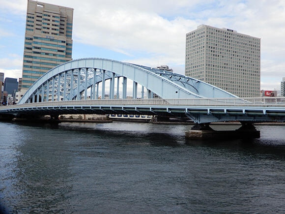 隅田川六大橋のひとつ、「永代橋（えいたいばし）」。1926年竣工。3径間カンチレバー式タイドアーチ鋼橋で、橋長が184.7m、幅員は25.6m