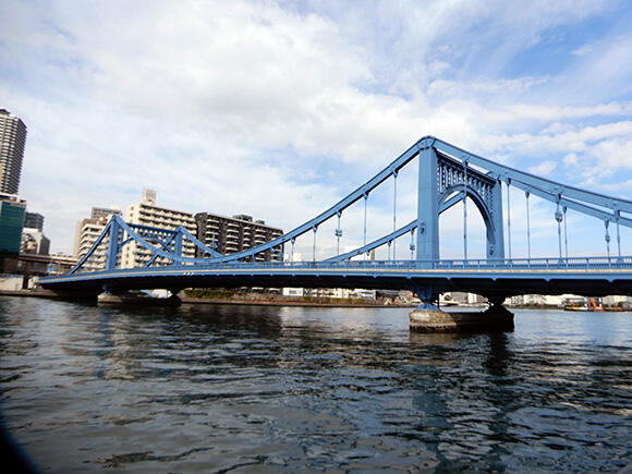 永代橋とペアで設計された隅田川六大橋のひとつ、「清洲橋（きよすばし）」。1928年竣工。3径間自碇式（じていしき）吊り橋で、橋長が186.2m、幅員は25.9m。永代橋とともに2007年に国の重要文化財に指定された