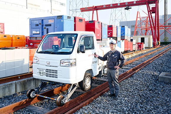 東日本旅客鉄道株式会社（JR東日本）水戸支社と共同開発した小型軌陸自動車。東京DLセンターに設けられたトレーニングフィールドにて