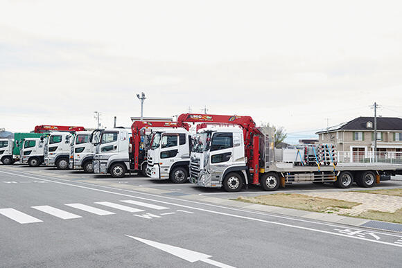 アクティオトランスポート九州営業所では、15台のトラックを運用している