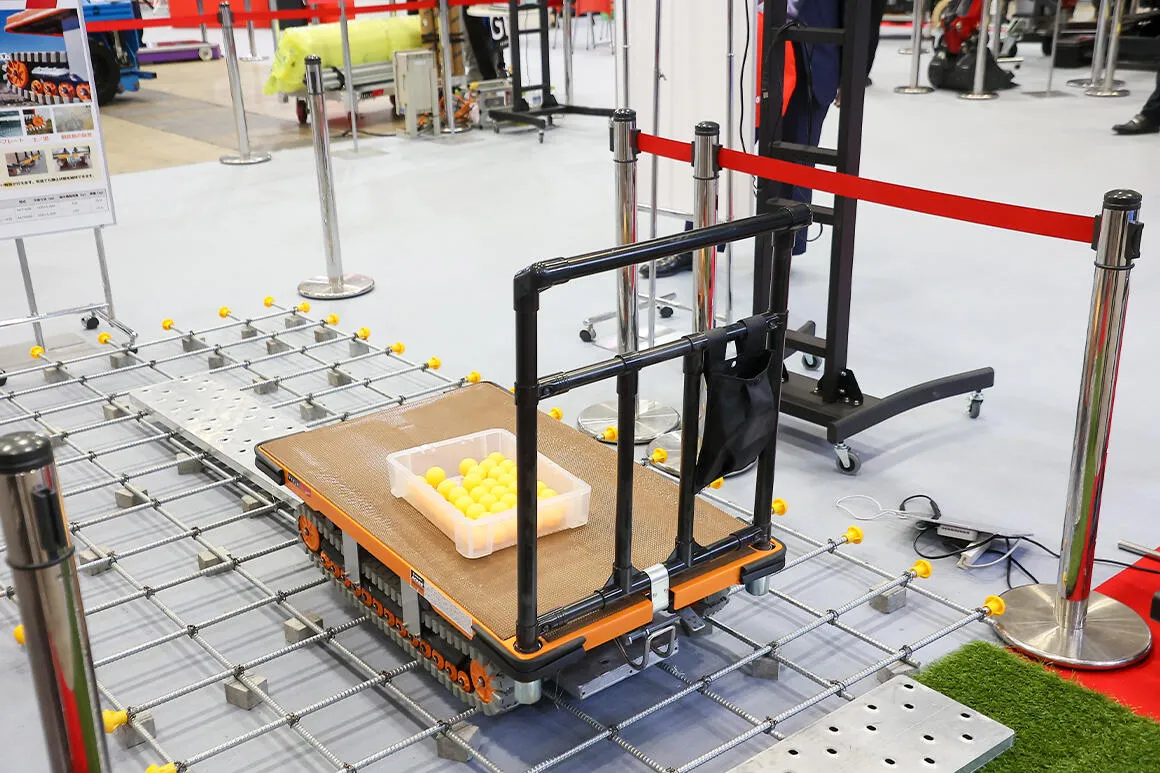 クローラー台車「アクロス」にフットブレーキ付き商品が登場