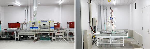 （左）足場板を自動で洗浄するコンベア式の装置<br />（右）6軸アームロボットで可搬式作業台を超高圧洗浄する装置