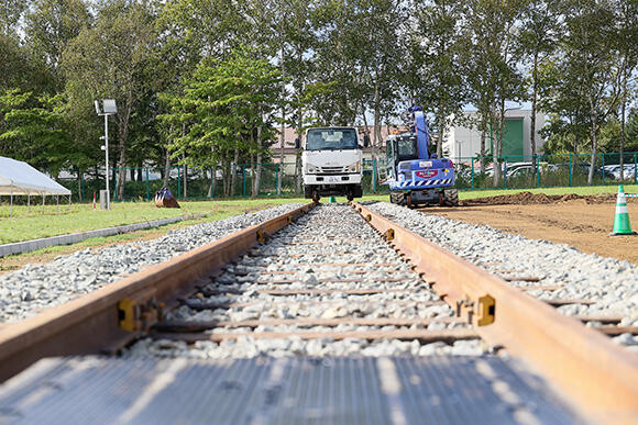 鉄道のレール（狭軌）を敷設。踏切部分で軌陸車の載線・離線のトレーニングが行われる