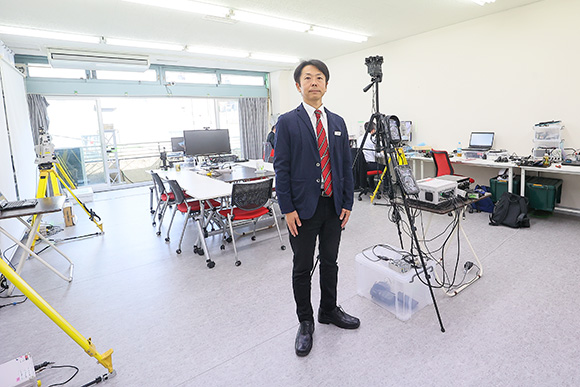 RS事業推進部 AP部 茂木清顕部長。開発室では、さまざまな計測機器の開発・試験が行われている