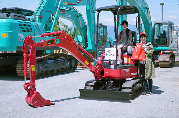 バックホーの運転席に座って記念撮影！