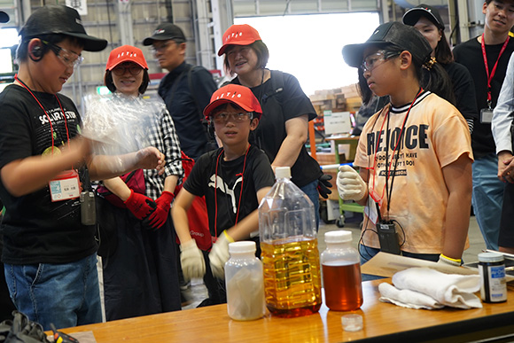 食用油と薬剤を袋に入れ、シャカシャカと振って攪拌、分離させるとバイオディーゼル燃料が完成。熱くなった袋を触ったり、臭いをかいだり......。その変容を不思議がっていた