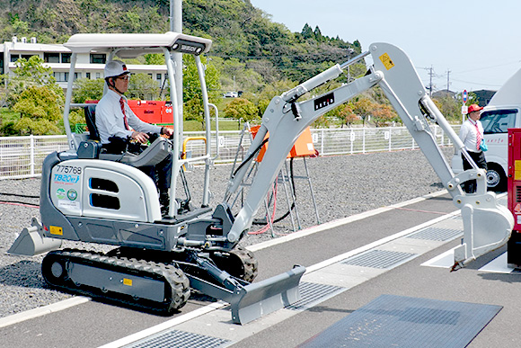 電動バックホー「TB20e」は、ほぼ無音で稼働する