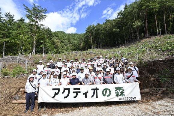 朝方の雨がやみ、晴天の中、植樹作業が行われた