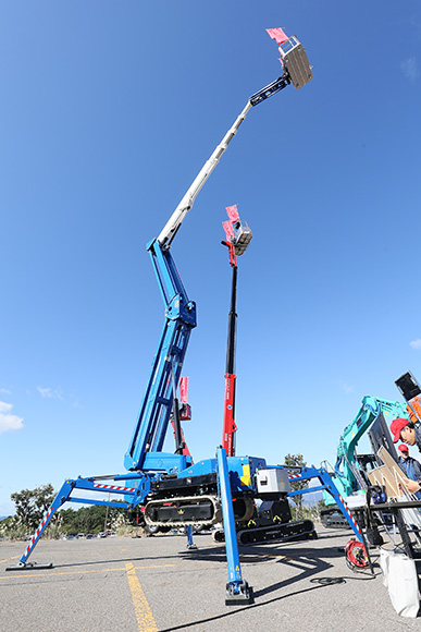 スパイダー型高所作業車「BLUE LIFT（ブルーリフト）」