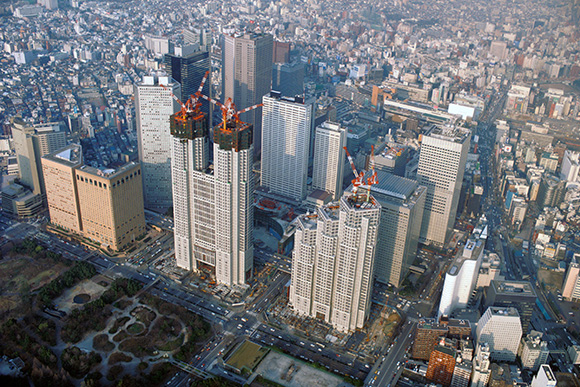 1990年、建設中の東京都庁第一本庁舎（画像提供：東京都「東京アルバム／都政記録写真ギャラリー」）