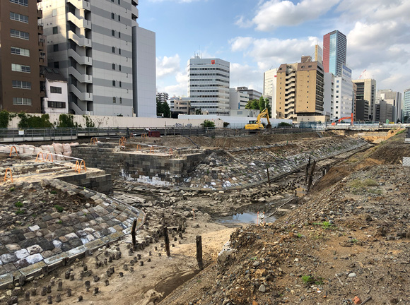 JR品川駅の改良工事中に発掘された高輪築堤（たかなわちくてい）。日本初の鉄道建設にあたり、東京湾の浅瀬に堤を築いて線路を敷いた跡だ。2021年に国の史跡に指定された（写真提供：港区立郷土歴史館）