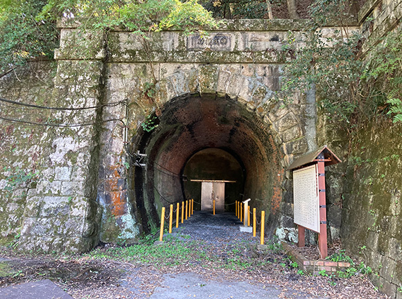 日本人だけで工事を成し遂げた旧東海道本線の逢坂山トンネル東口坑門。西口は名神高速道路の建設に伴い、地中に埋められた。トンネルの長さは664.76mだった（出典：SRIA, Public domain, via Wikimedia Commons による）