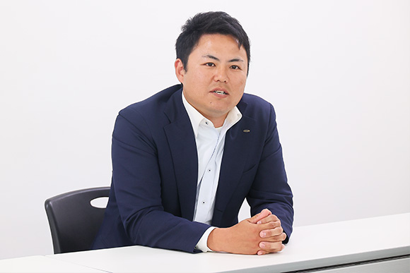 プラザ事業部 プラザ営業一課の竹下龍志主事