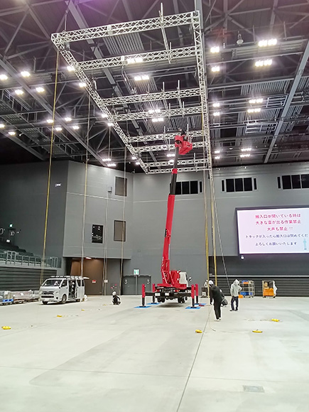 天井に吊るされている構造物がトラスで、これにカメラを設置した。こうした作業は、カーリングシート設置前に行った